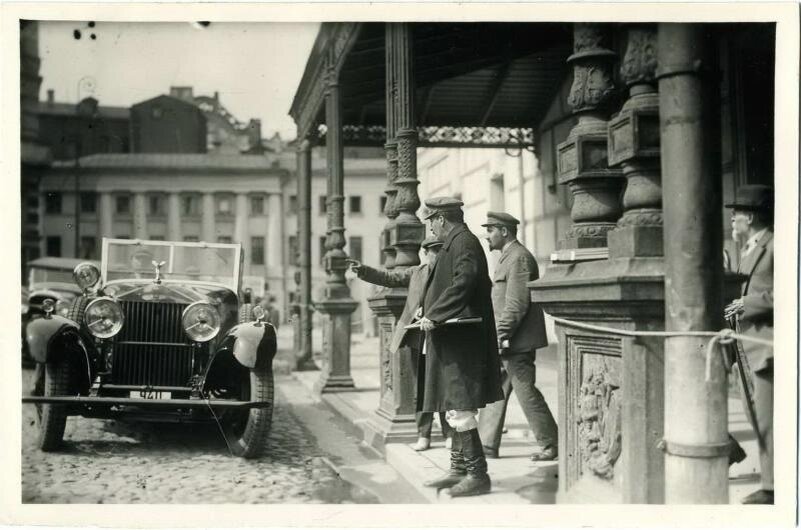 XVI съезд ВКП(б). Выход из Большого Театра. Г. Петров, 26 июня 1930 - 13 июля 1930 года, г. Москва, ул. Петровка, МАММ/МДФ.