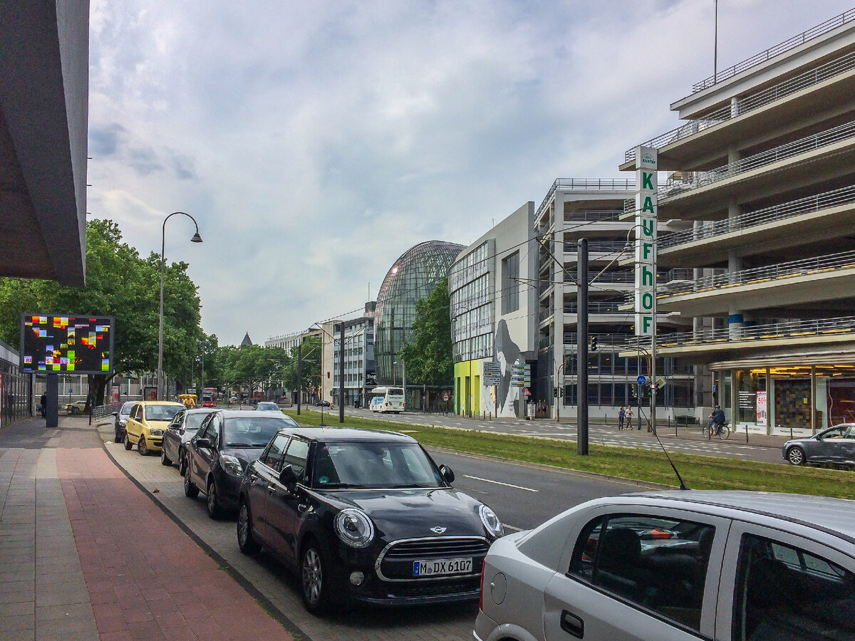 Cäcilienstraße. Чот экран сломался. 