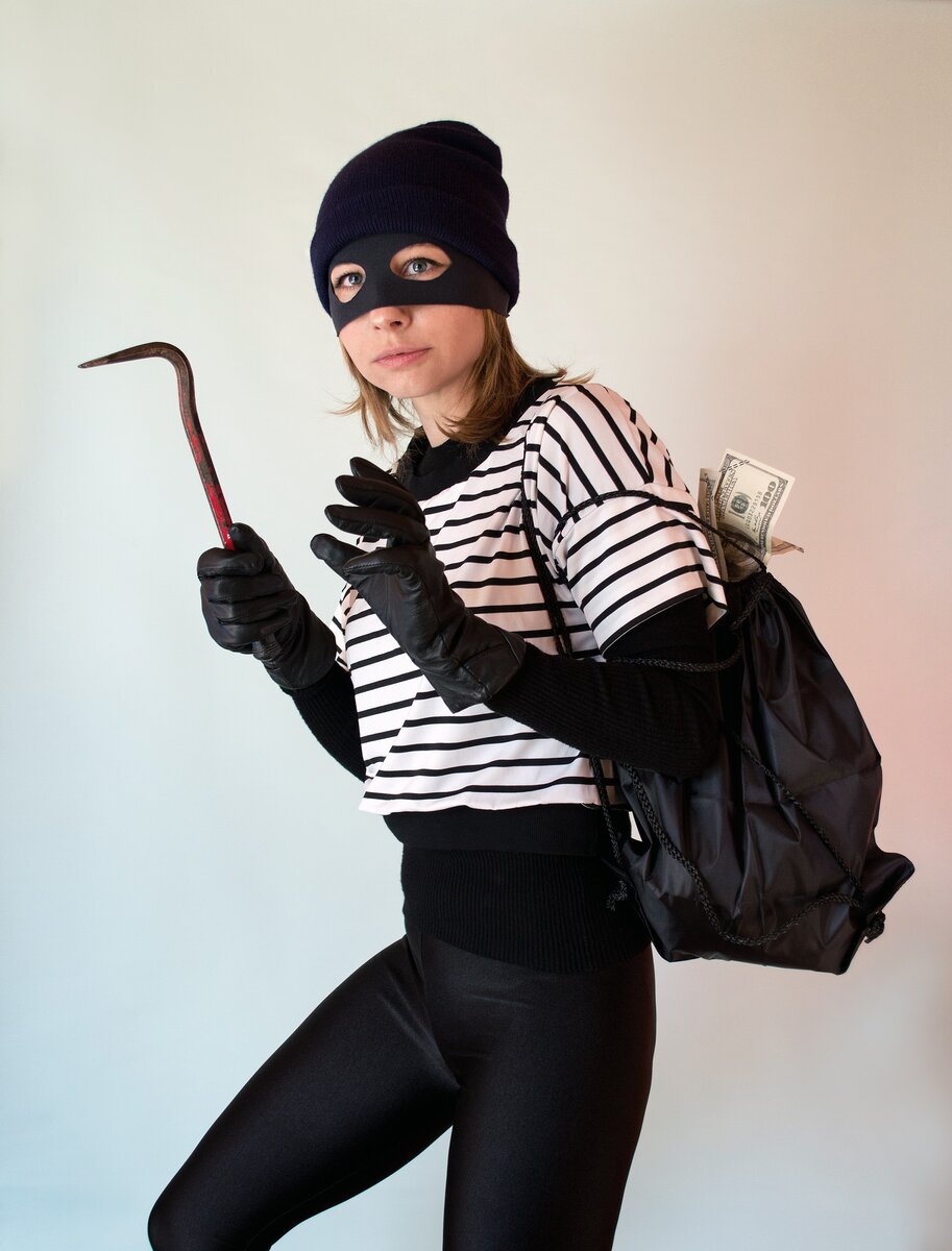 Грабитель богатства июль 2024. Грабитель богатства. Robber Thief Burglar difference. Two Robber girl.