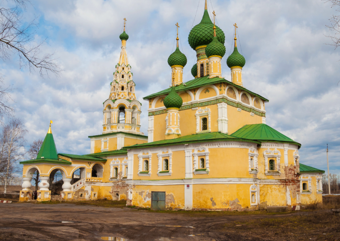 Знаменитый Спасо-Преображенский собор с богатейшей историей, как яркая открытка с берегов Волги, манит своим великолепием.