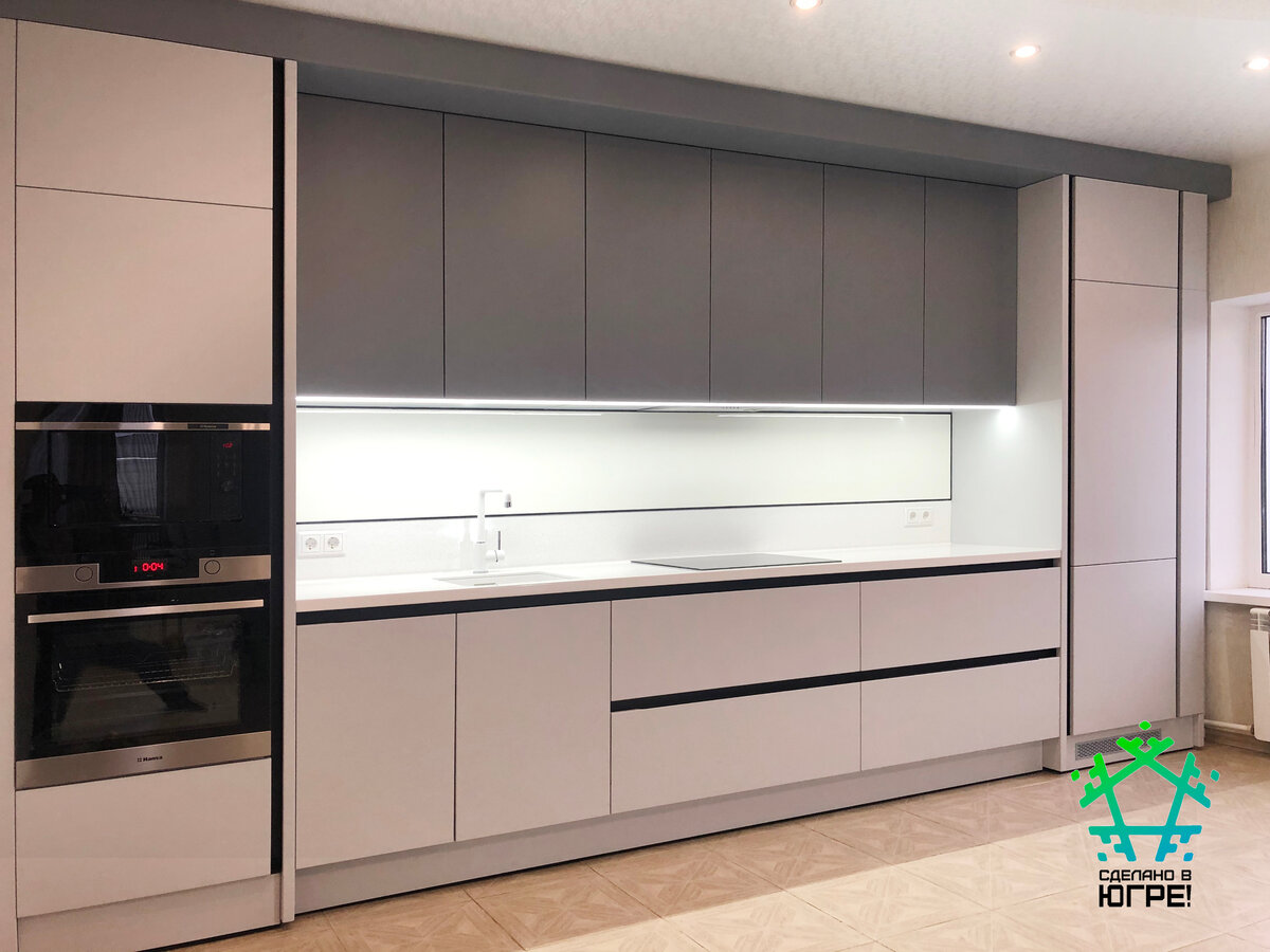 Кухня однорядная, под потолок, в верхней части расположены каналы вентиляции.