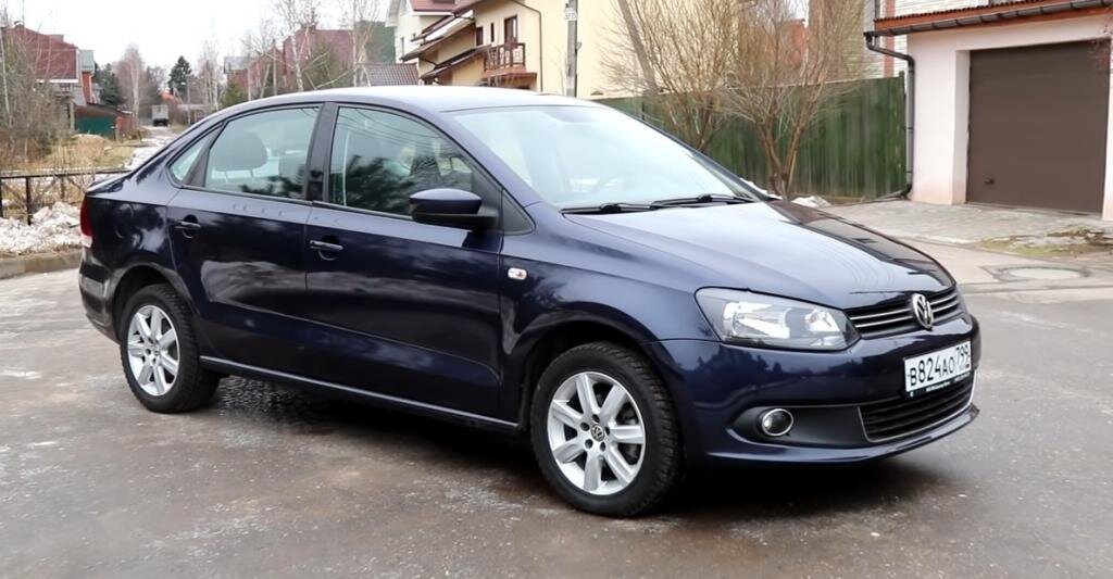 Фольксваген полуседан 2011 год. Volkswagen polo седан. Поло рестайлинг 2015. Фольксваген поло старенький. Volkswagen polo sedan 2009.