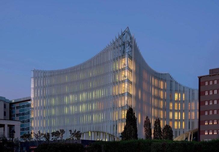 Из-за необычного фасада госпиталь получил название «Айсберг». Разработкой проекта занималось бюро Mario Cucinella Architects. Керамические рёбра на каркасе здания работают подобно жалюзи и частично отсекают прямые солнечные лучи. За каркасом – полностью стеклянный фасад. Сам каркас покрыт диоксидом титана, который позволяет расщеплять частицы смога и сохранять тепло.