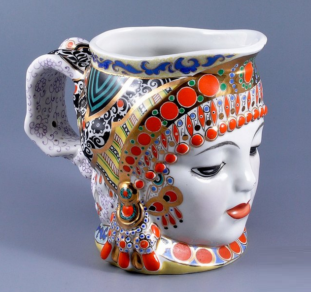 Как видим, очень сложная, с точки зрения архитектуры, форма, и полностью ручная, не менее сложная роспись!  Фото взято из свободного доступа в интернете. 