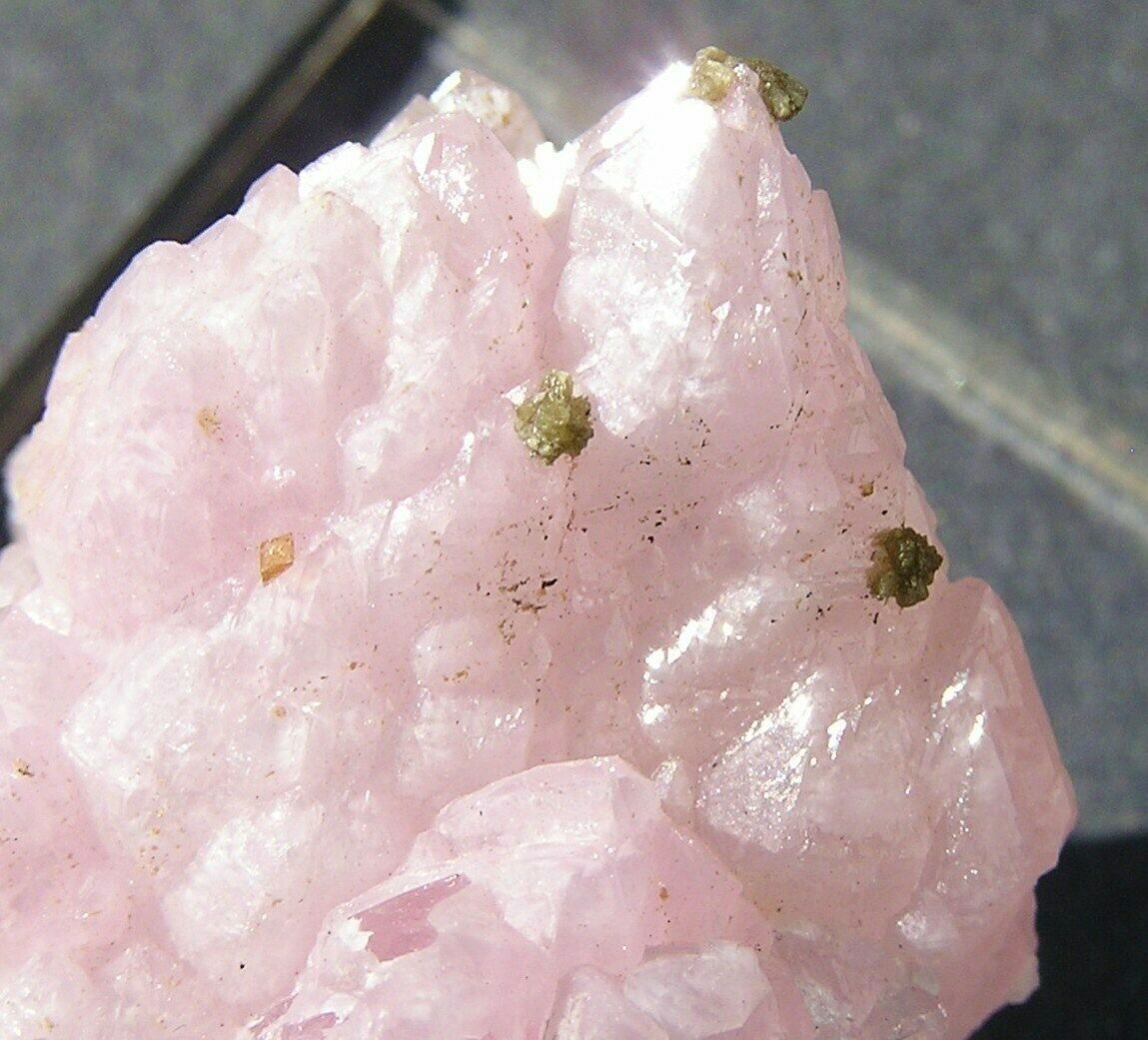 Розовый кварц переливается румянцем, пленяющим сердце каждого, кто его видит. Мягкий и женственный, этот кристалл излучает чистую любовь.-2