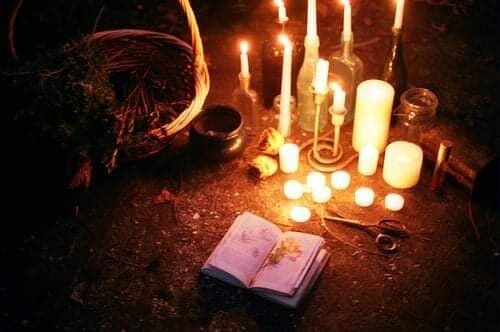СБРОС ПРОБЛЕМ И ПРИВЛЕЧЕНИЕ КРАСОТЫ
9
Луна пошла на убыль, и это самое хорошее время избавляться от морщинок, прыщиков, пятнышек, лишнего веса и всего, что мешает нам быть привлекательными.

Предлагаю вашему вниманию очень действенный и проверенный не однократно Ритуал.
Берем новое двойное зеркало, кладем его на дно мисочки, наливаем талую воду.
Наговариваем, чтобы дыхание шло в воду:

Водица - сестрица, зеркальная темница, я к тебе наклоняюсь, я тобой умываюсь (умыться), со словом тайным к тебе обращаюсь. Смой, вода - водица, морщинки с лица, все прыщики и пятнышки, неровности и шрамики. (умыться) Все, что красы меня лишает, годков прибавляет, да свежесть забирает - все водица с меня смывает, зеркало водное в себе запирает. Как я в зеркале водном отражаюсь, да водой зеркальной умываюсь (умыться), так все присказанное с меня сходит, в водицу зеркальную переходит, переходит да преломляется, в зеркале водном навсегда запирается. Водице зеркальной к лицу не прикоснуться, смытому на лицо не вернуться, в зеркале замкнуться. Кто зеркало водное себе возьмет, тот и смытое с меня подберет. (свой замок)

Отодвигаем мисочку, чтобы в ней больше не отражаться, идем, аккуратно выливаем воду (от себя, не отражась в зеркале), достаем зеркало, закрываем его, все так же не отражаясь. Ложим сохнуть, завтра его надо "потерять" в людном месте.

Промокаем лицо полотенечком, берем второе зеркало, которое будет у вас в пользовании.

На себя в зеркало гляжу, на себя красу и молодость ложу, зеркало красоту мою отражает, с каждым взглядом в него - приумножает. Все года и морщинки зеркало волшебное стирает, сиянием и свежестью кожу мою наполняет, радостью и счастьем взгляд мой зажигает. Как в зеркало волшебное смотреться стану, так стареть и дурнеть перестану, с каждым днем и с каждым часом молодость и краса мои возвращаются, усталость и тоска с личика моего стираются. Покуда мне в зеркало волшебное день за днем глядеть, лицу моему хорошеть. Да будет так.

Прикрепить эту фотографию ЗА зеркалом (как правило, можно вытащить настольное зеркало из оправы и под оправу поставить фото, чтобы оно как бы смотрело НА вас. Закрыть зеркалом. Кто делает с карманным - можете спрятать фото за большим настенным зеркалом, в которое вы смотритесь. Главное, чтобы на вас через зеркало хоть иногда смотрело изображение того, какой вам надо стать. Хоть вы фото и не видите, оно будет работать.
Поддел - раз в месяц, желательно на полнолуние. Ведь у каждого, даже самого красивого,есть что сбросить
