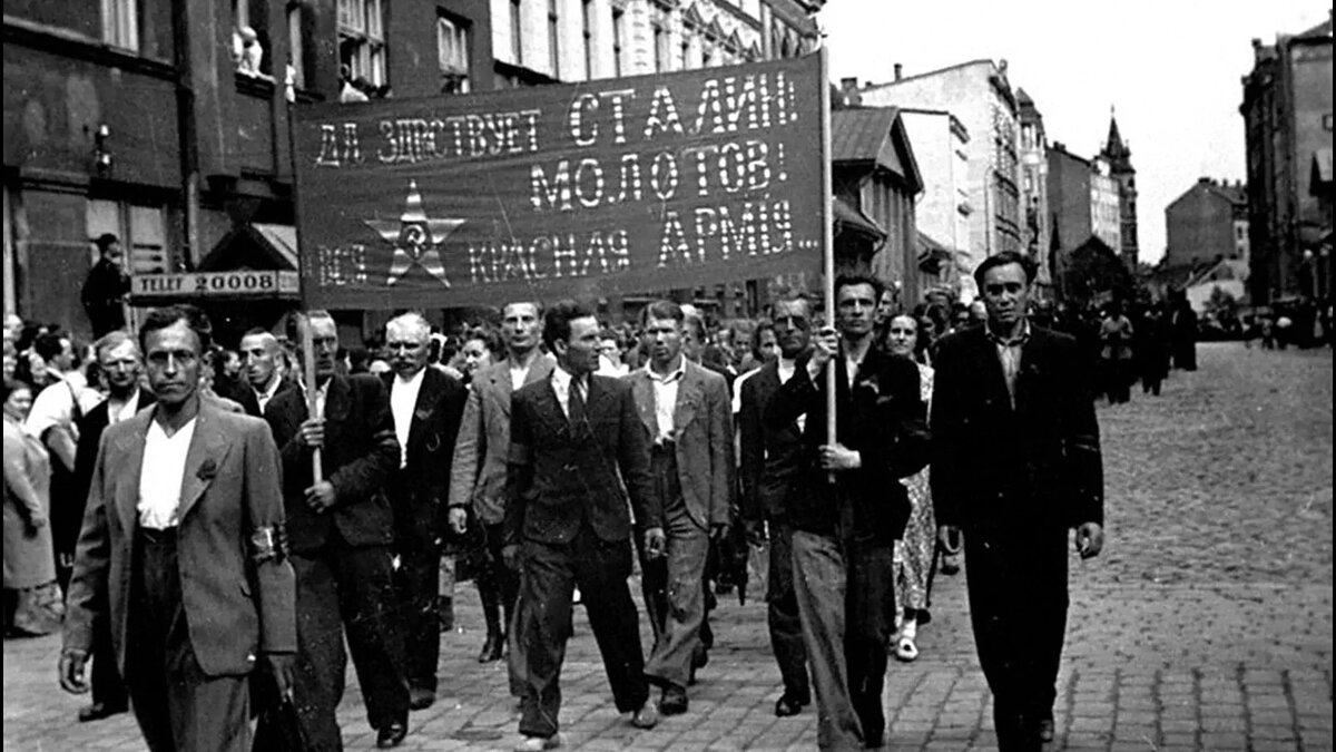 Демонстрация трудящихся на улицах Риги с лозунгами о присоединении к СССР. 1940 год