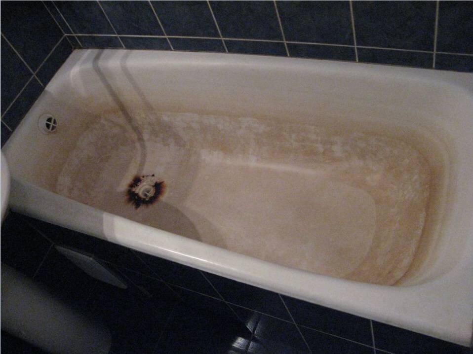 Как очистить старую ванну. Пятна на акриловой ванне. Чугунная ванна бортик. Старая чугунная ванна. Акриловая ванна грязной.