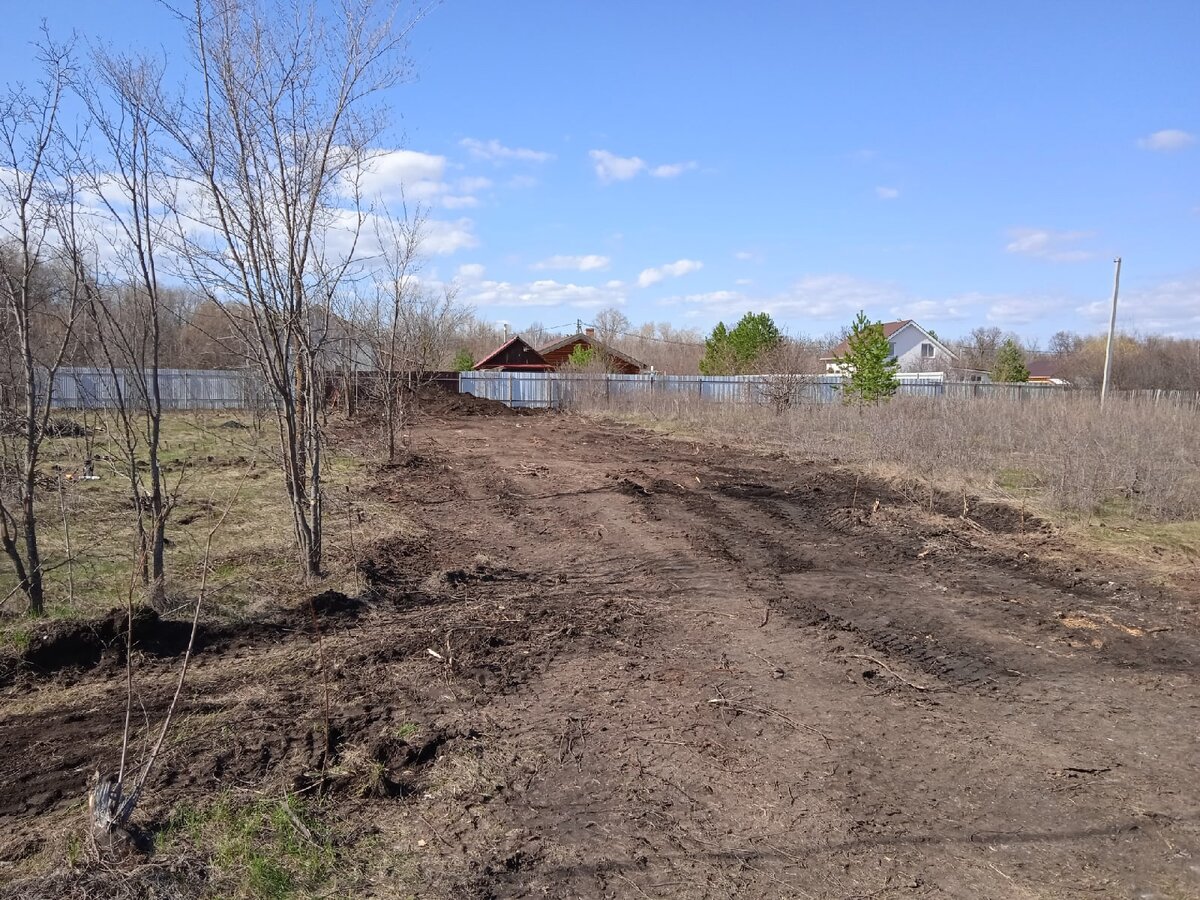 Эту полосу земли укатал нам погрузчик. С ней надо что-то делать. 