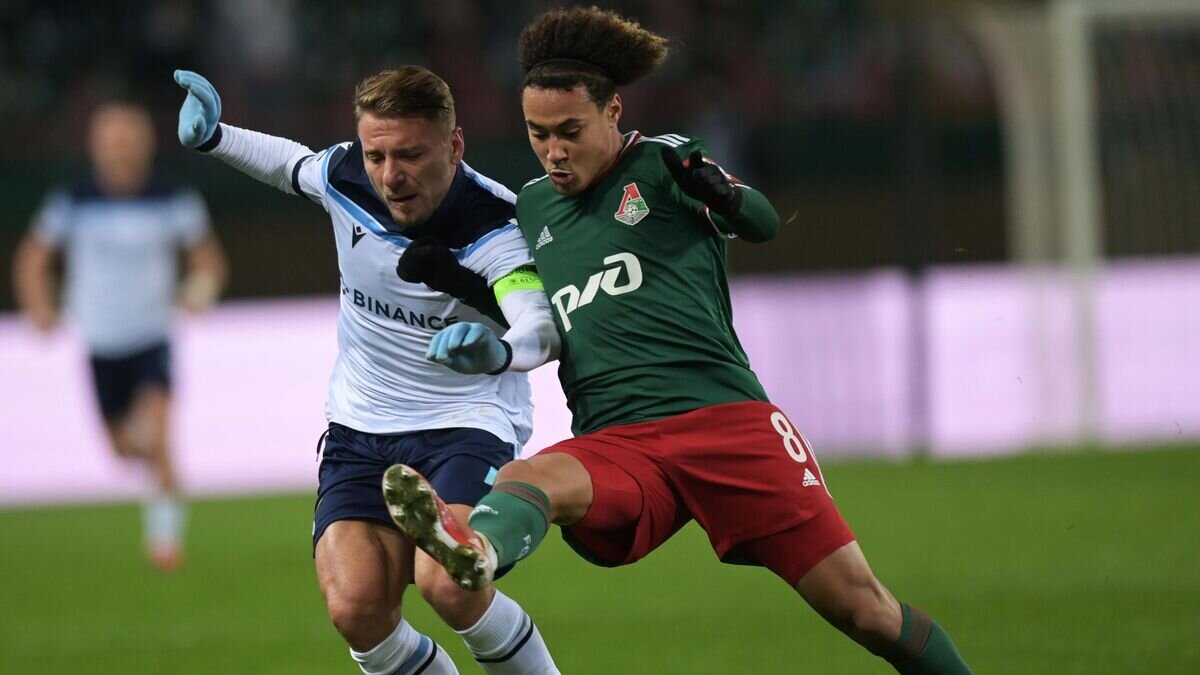    Игрок "Лацио" Чиро Иммобиле и игрок "Локомотив" Алексис Бека-Бека© РИА Новости / Григорий Сысоев