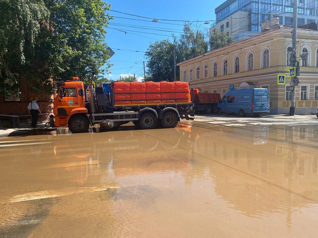 Ни дня без потопа: как Нижний Новгород пережил утечку на водопроводе на  Большой Печерской | Нижегородская правда | Дзен