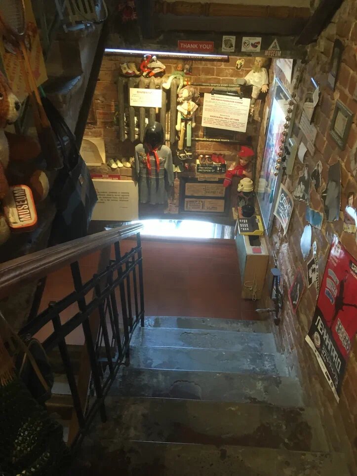 Лестница, сам музей на втором этаже.