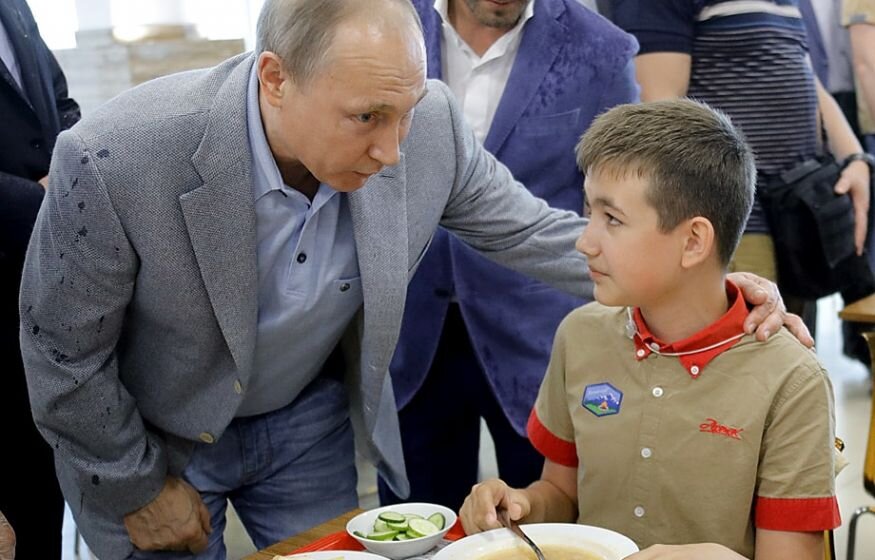    «Нездоровая пища»: Россияне оценили бесплатное горячее питания Путина для школьников