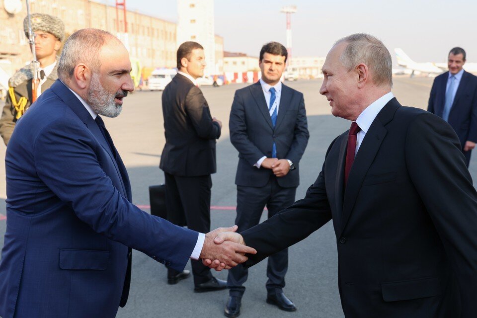     Президент РФ Владимир Путин и премьер-министр Армении Никол Пашинян в аэропорту Звартноц. Фото: Вячеслав Прокофьев/ТАСС