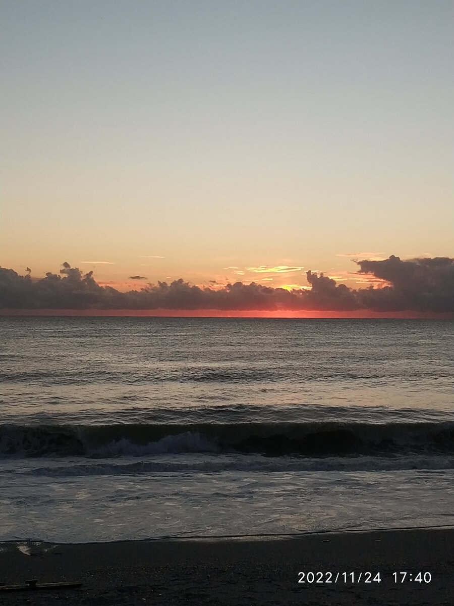 Фото автора. Вид с набережной Махмутлара на закат.