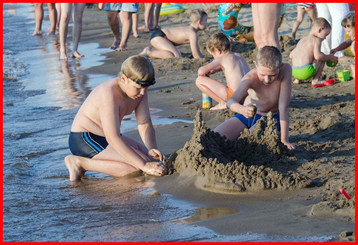 В тот день на карьере практически не было взрослых, только малышня и подростки, большая часть из них строили из песка дворцы и замки