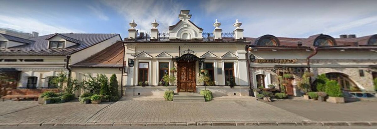 В конце XVIII века на месте этого здания располагались торговые ряды Хлебного базара. Сейчас здесь находятся цветочный магазин и рестораны с летней верандой.-5