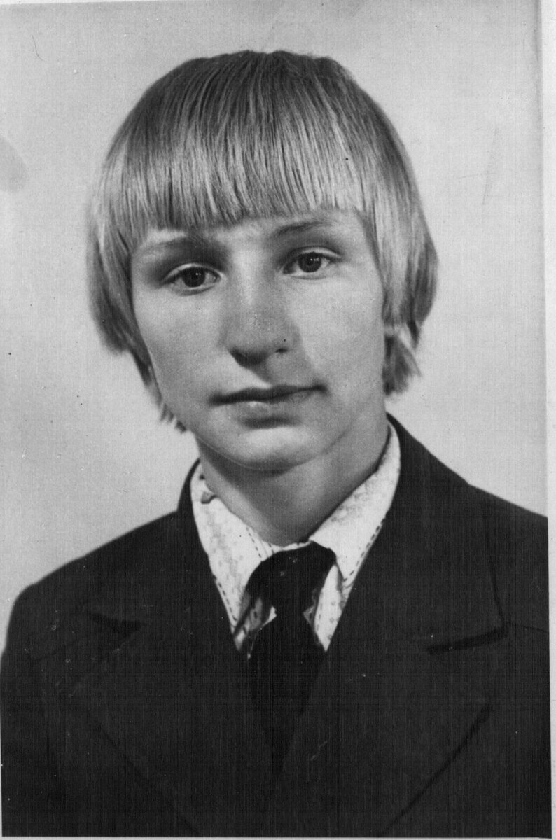 Та самая фотография с выпускного группового снимка. Как видно по моему носу, ретушь особо не помогла…