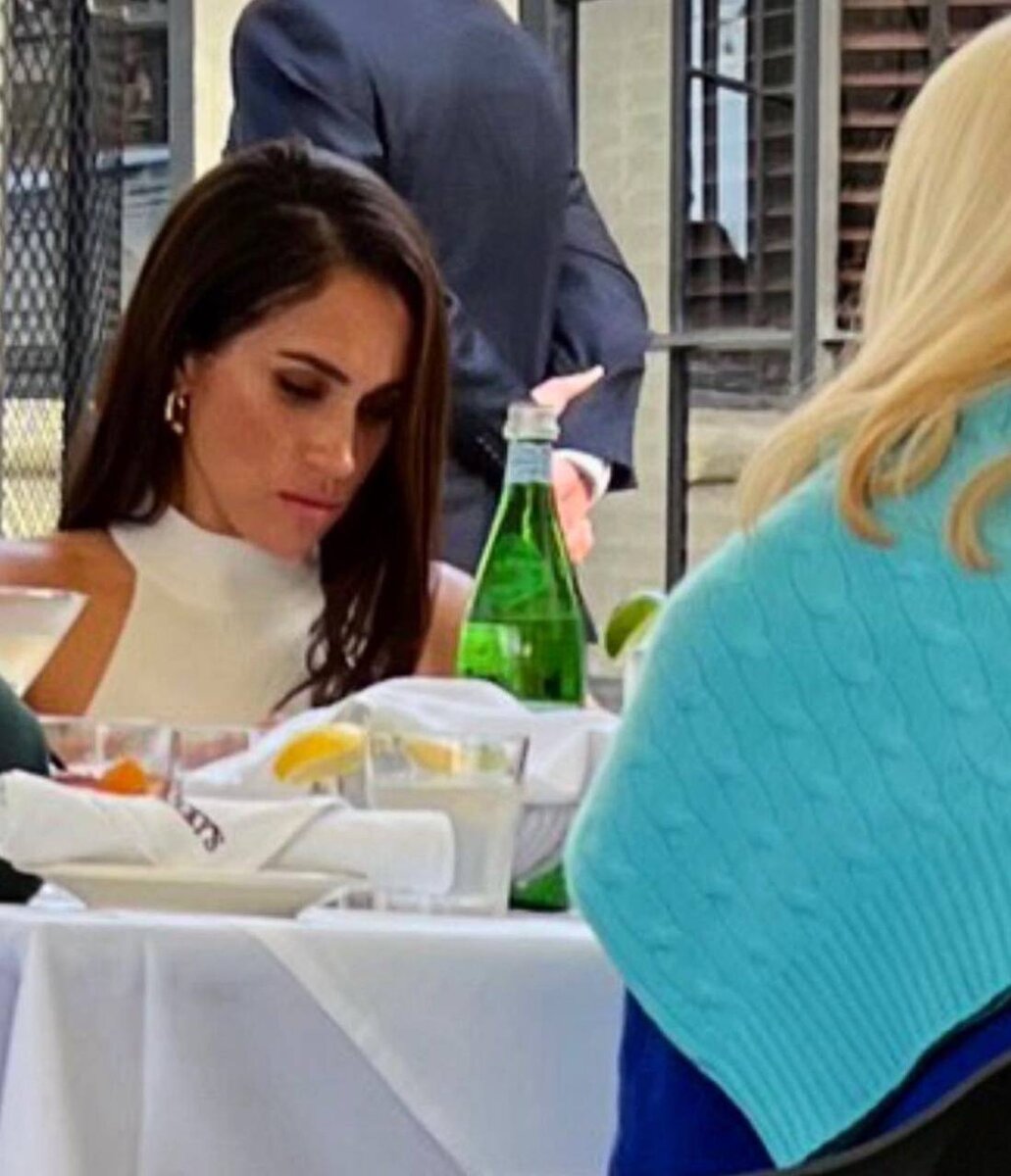 Герцогиня Сассекская в ресторане с подругой.