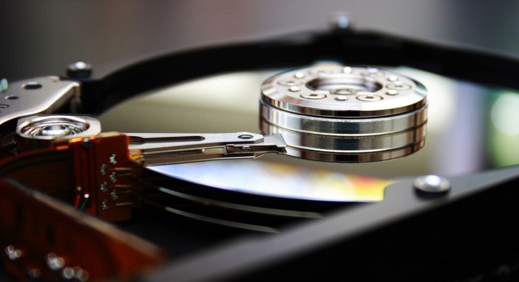 Когда компьютер начинает медленно работать, пользователи ищут различные способы исправить ситуацию. Наиболее простым и эффективным решением является дефрагментация. 