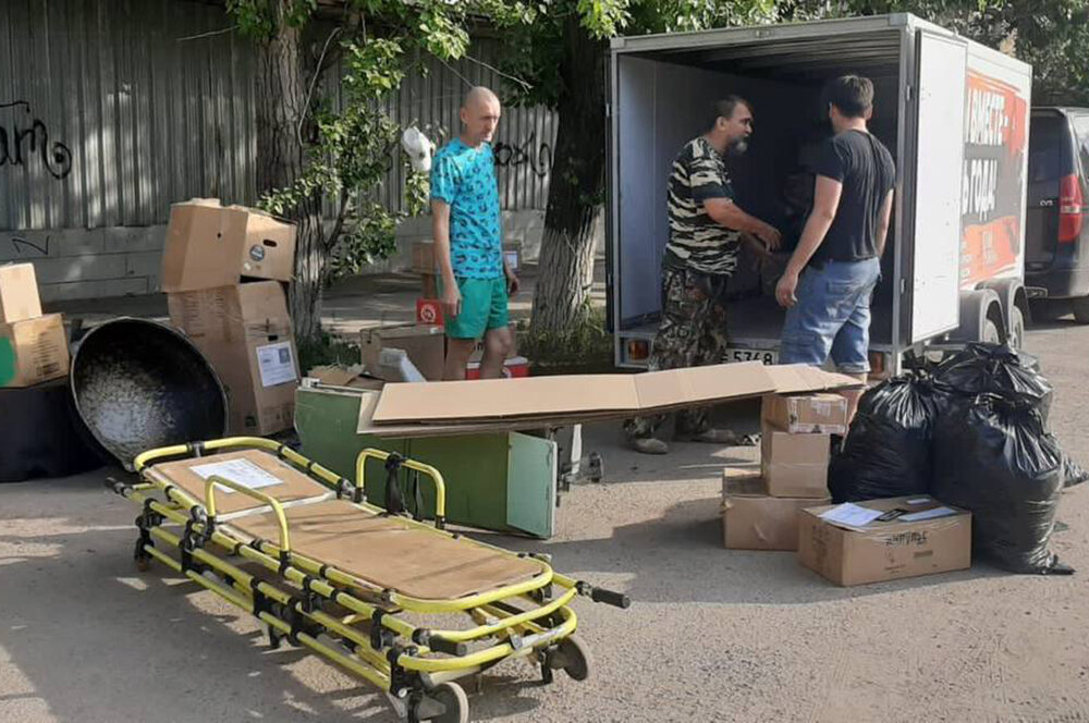    Носилки – один из самых востребованных грузов сейчас. Фото: ВОООРК "Дом дружбы"