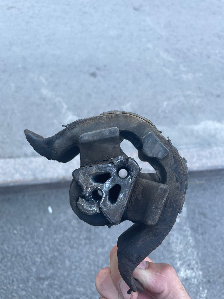 Старая подушка двигателя