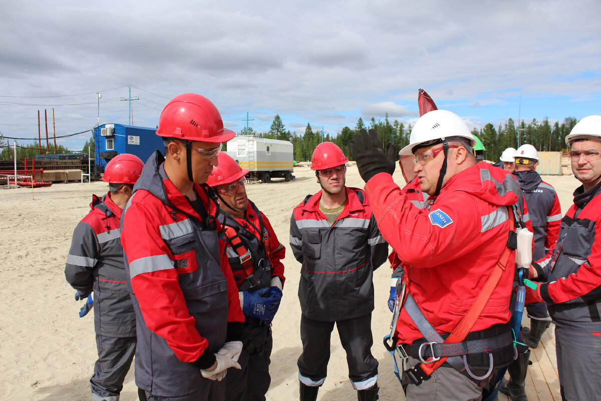 Главный судья конкурса Алексей Кузяев (справа) разъясняет участникам состязаний тонкости прохождения практической части. 