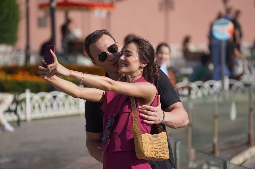 Керем Бюрсин и Хафсанур Санджактутан