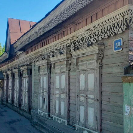 Объект культурного наследия «Доходный дом Шаламовой» снесли в областном центре 22 августа. Об этом сообщает «ИрСити» со ссылкой на волонтера проекта «Родные ставни».