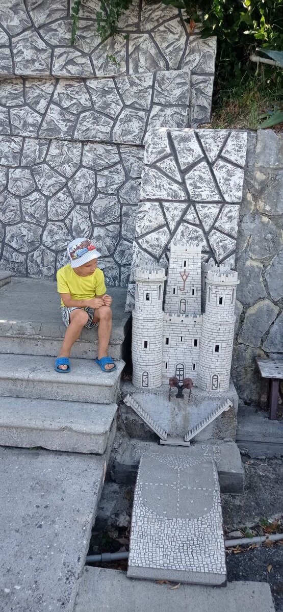 Гостевой дом с моделью замка у входа