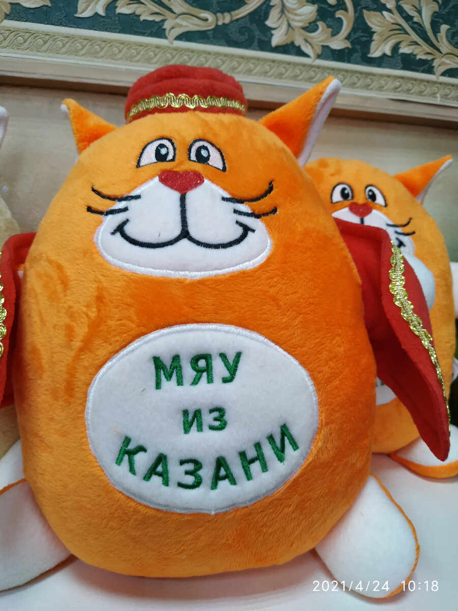 Котик в сувенирном магазине