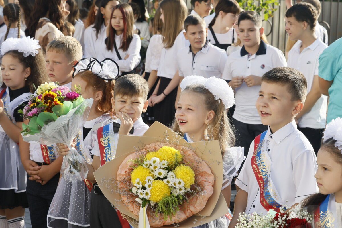 Песня 11 класса на линейке 1 сентября. Первый класс линейка. Первоклассница на первое сентября. Приглашаем первоклассников в школу на линейке. Школа 1 Астрахань.
