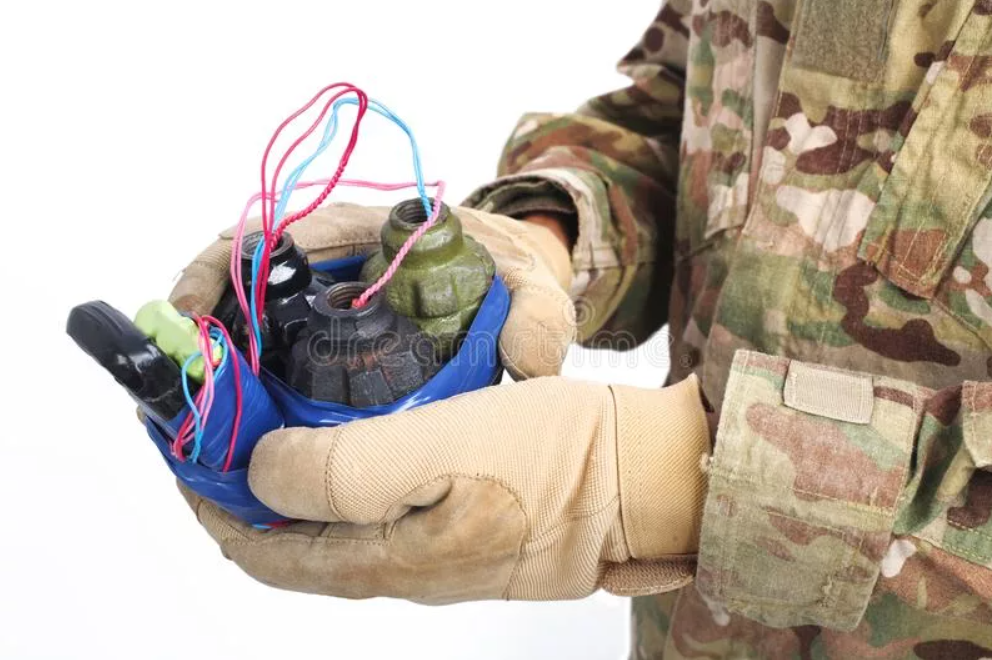 Дистанционное взрывное устройство. Радиоуправляемые взрывные устройства. Муляж взрывного устройства. Бомба в аэропорту. Взрывное устройство с телефоном.