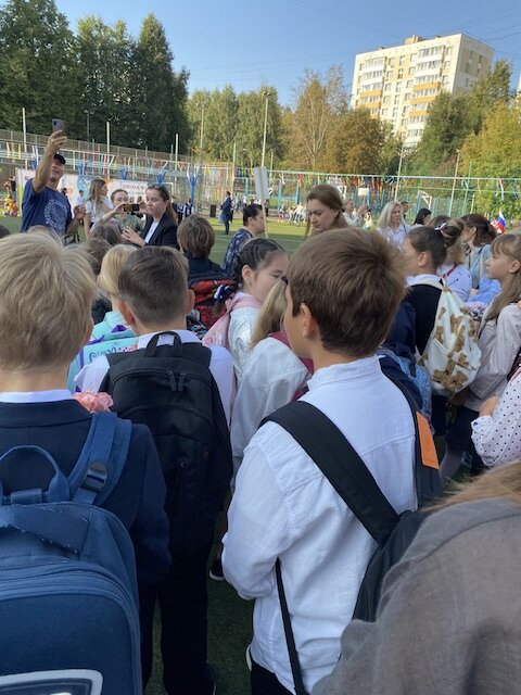 Фото сделано у дочкиной школы 1 сентября 2023г. Мы перешли в 4 класс! 