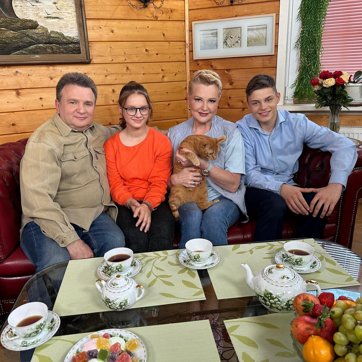 Тимур Кизяков и Маргарита Суханкина с детьми