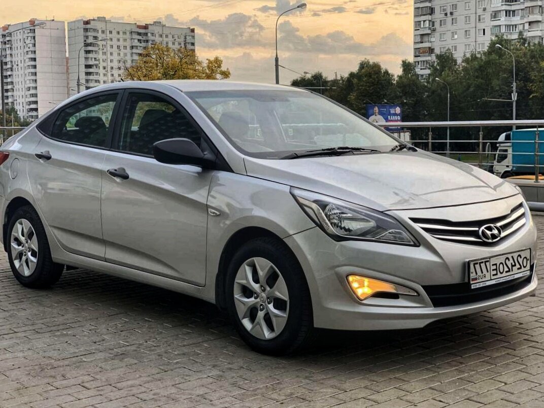 По ходовой части и компонентам автомобиля Solaris I практически не отличается от третьего поколения Kia Rio, однако, по каким-то неясным причинам, Kia Rio на вторичном рынке оценивается выше. В аспекте двигателей, версия 1.6 (123 л.с.) вызывает настороженность из-за склонности к поломкам и отсутствия доступных ремонтных решений.