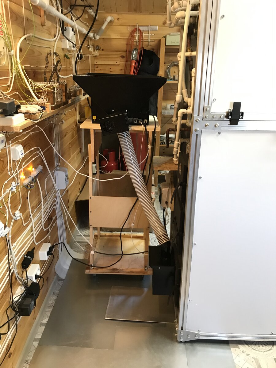 ФОТО: Прототип КГУ. Вид сбоку на пеллетный бункер.