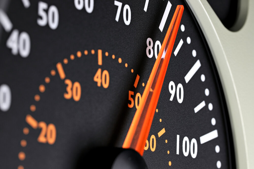 Скорость автомобиля 80км ч. Скорость 80. Скорость на спидометре 80. Ограничение скорости спидометр. Спидометр 70 км/ч.