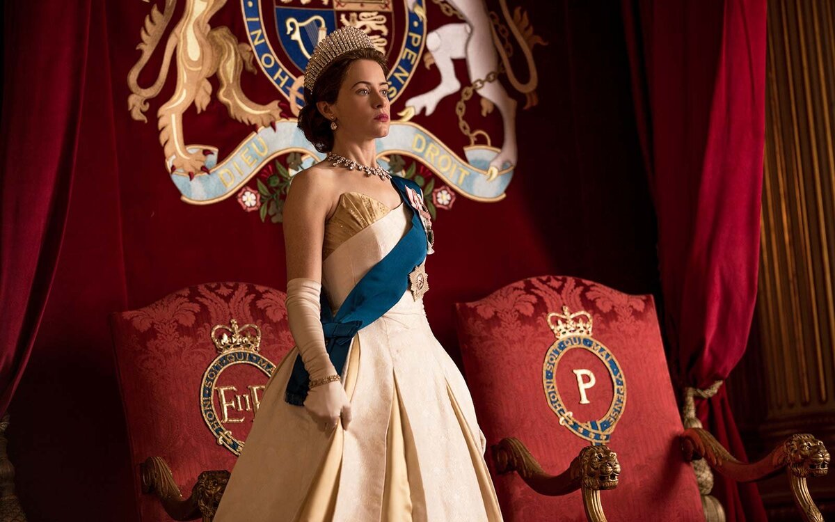 Королева Елизавета II в исполнении Клей Фой