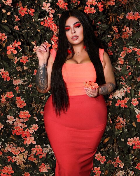 Естественная Жасмина в повседневной жизни