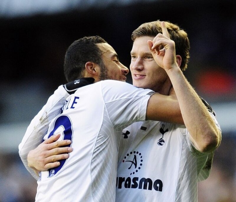 Мусса нежно поздравляет Яна с голом за "шпор".