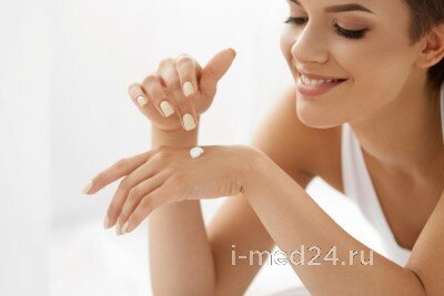 Хотя на лице и шее часто появляются морщины, на ваших руках также  могут появиться морщины. Помимо естественного процесса старения, морщины  на руках могут быть следствием чрезмерного пребывания на солнце,  чрезмерного загара, загрязнения окружающей среды, курения,  обезвоживания, неправильного питания, гормональных изменений в  организме, некоторых лекарств и генетических факторов.