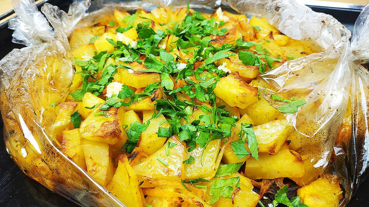 картошка запеченная в рукаве в духовке. картошка запеченная в рукаве в духовке. наивкуснейшая картошка в духовке в рукаве. курица с картошкой в духовке в рукаве. картошка с овощами в рукаве в духовке.