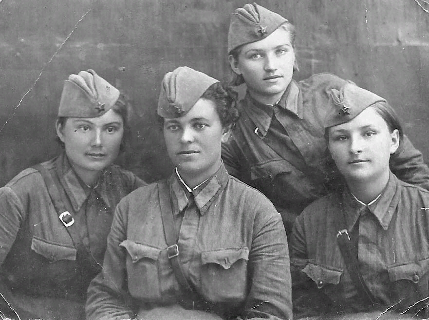 Женщины в период войн. Женщины-солдаты 1941. Женщины на фронте. Девчонки на войне.