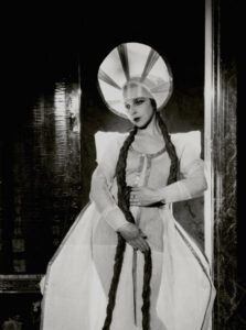 Будущая артистка Русского балета Сергея Дягилева родилась в 1898 году в офицерской семье. Увлеклась балетом в 1906 году, увидев на сцене Императорского большого театра в Москве, куда переехала жить ее семья, балет Горского «Конек-Горбунок». В 1913 году пятнадцатилетняя Валентина Кашуба дебютировала на сцене Московского театра миниатюр в номере «Танго». В 1914 году в Москву приехали Фокин и Дягилев, чтобы отобрать новых артисток для Русского балета. Очаровательная молодая балерина покорила их. В Париже Валентина участвовала во всех постановках труппы, о ней говорили, как о "перле" дягилевских постановок. Расставшись с Дягилевым в 1919 году, гастролировала по Южной Америке с труппой «Оперы Сальватти», куда перешли многие дягилевцы. 