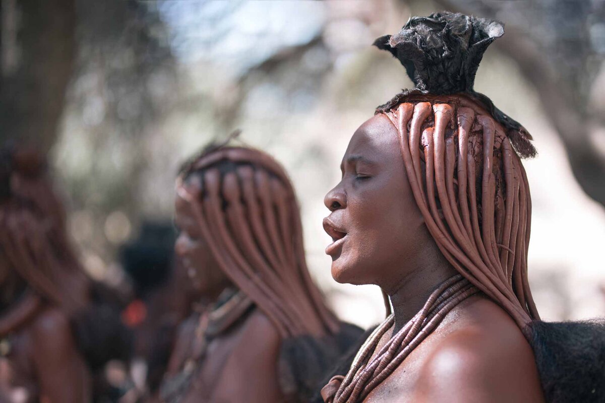 Tribe himba black. Химба Намибия женщины 18-. Женщины Химба без набедренной повязки. Племя Химба большие груди. Актрисы Химба.