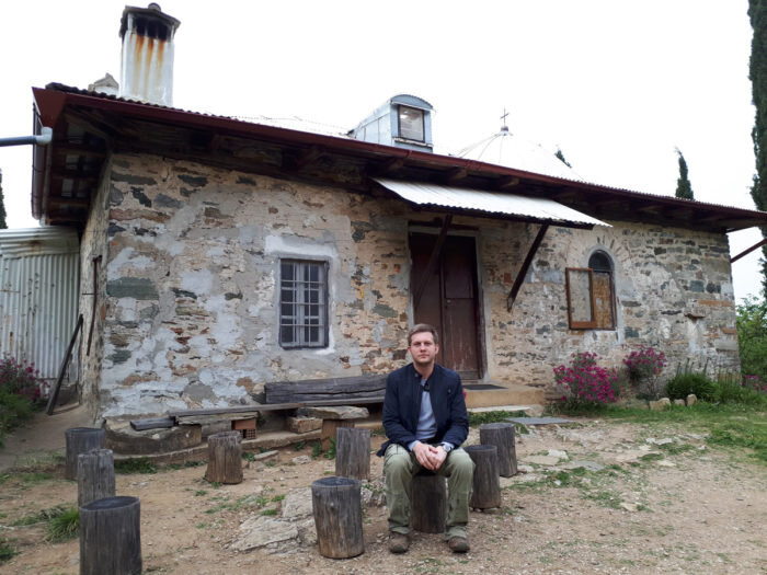 Борис Корчевников у кельи старца Паисия. Афон. Фото из открытых источников. 