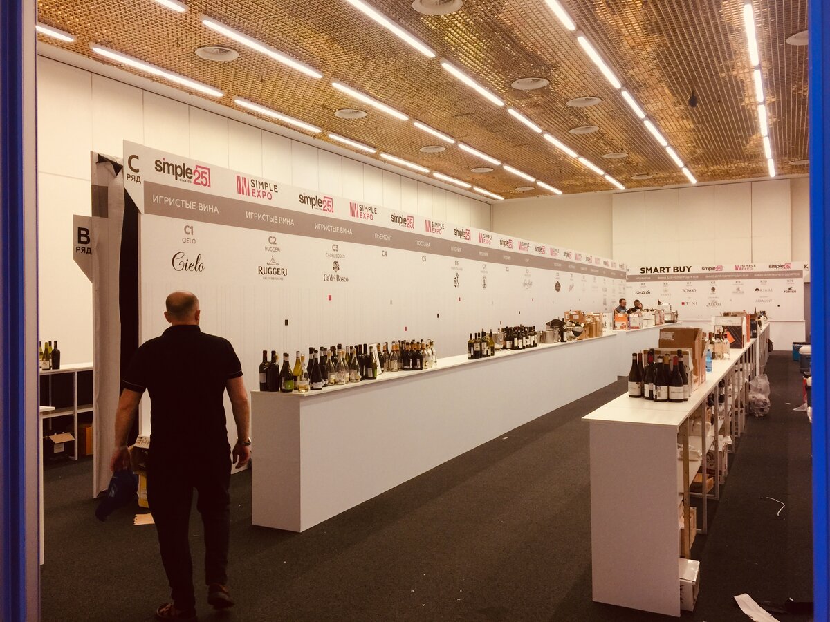 Пока в большом зале шла завершающая дискотека, выпускники Школы нереальной магии убирали выставочный зал