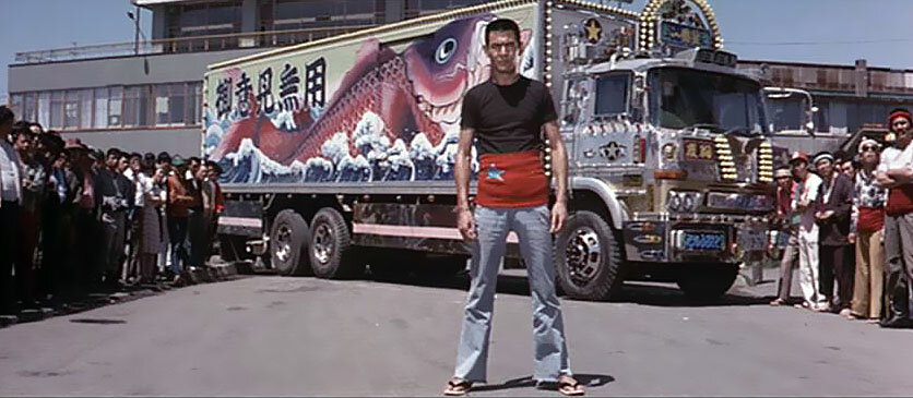 Кадр из фильма «Торраку Яро» крупным планом грузовик главного героя