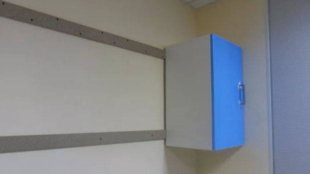 Навесные шкафчики должны быть надежно закреплены. Не экономьте на этом и не ленитесь проверять сборщиков мебели